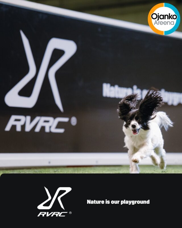 Yhteistyömme RevolutionRacen kanssa jatkuu –  voit varata seuraavan treenivuorosi heidän nimikkokentältään, kenttä numero 3.
Kentän esteet tunnistat helposti violetista väristä 💜RevolutionRace tarjoaa monipuolisia ja korkealaatuisia ulkoiluvaatteita, jotka on suunniteltu kaikenlaisiin seikkailuihin ja aktiviteetteihin. Olipa kyseessä metsälenkki, treenit Ojanko Areenalla tai leikkihetki koirasi kanssa omalla pihalla, niin löydät täydelliset vaatteet RevolutionRacelta. Heidän laajasta valikoimastaan löydät kaikkea kestävistä ulkoiluhousuista vedenpitäviin kuoriasuihin ja lämpimiin välikerroksiin – unohtamatta vaatteita nelijalkaiselle kaverillesi.Kestävät, edulliset ja erinomaisesti istuvat vaatteet – käy tutustumassa RevolutionRacen valikoimaan heidän verkkosivuillaan ja tilaa omat suosikkisi. Näin olet valmiina seuraaviin treeneihin Ojanko Areenalla!Mukavia treenejä @revolutionrace  kentällä!www.revolutionrace.fi